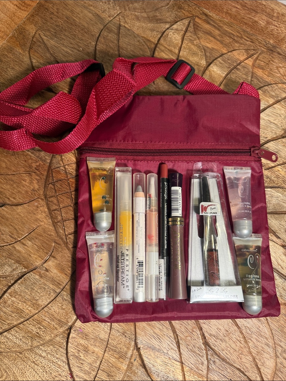 💄NWT Assorted Lip Gloss & Balm Set – Pink Tone Variety in a red crossbody bag